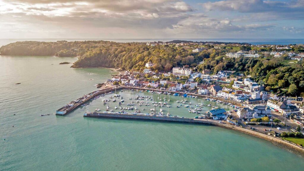 Eine Luftaufnahme von St. Aubin aus dem Osten.